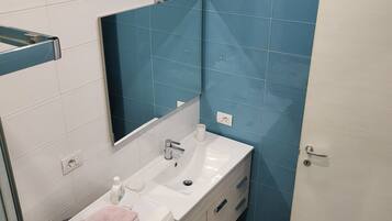 Douche, sĂšche-cheveux, bidet, serviettes fournies