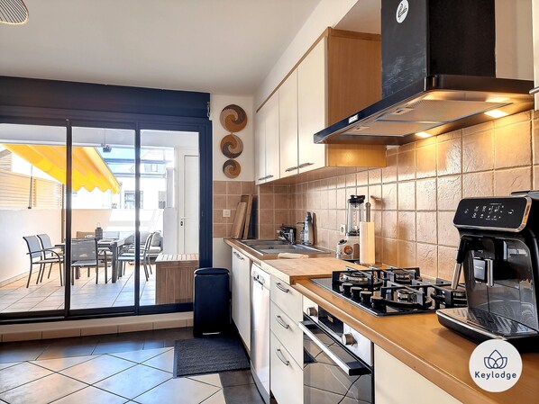 Réfrigérateur, four à micro-ondes, un four, surface de cuisson