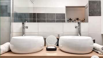 Bruser, hårtørrer, håndklæder, Sæbe