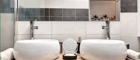 シャワー、ヘアドライヤー、タオル、石鹸