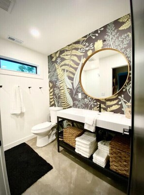 Douche, sèche-cheveux, serviettes fournies, savon