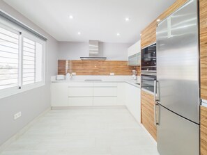 Jääkaappi, mikroaaltouuni, uuni, astianpesukone