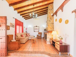 Televisión y chimenea 