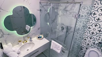 Dusj, regndusjhode, hårføner og håndklær