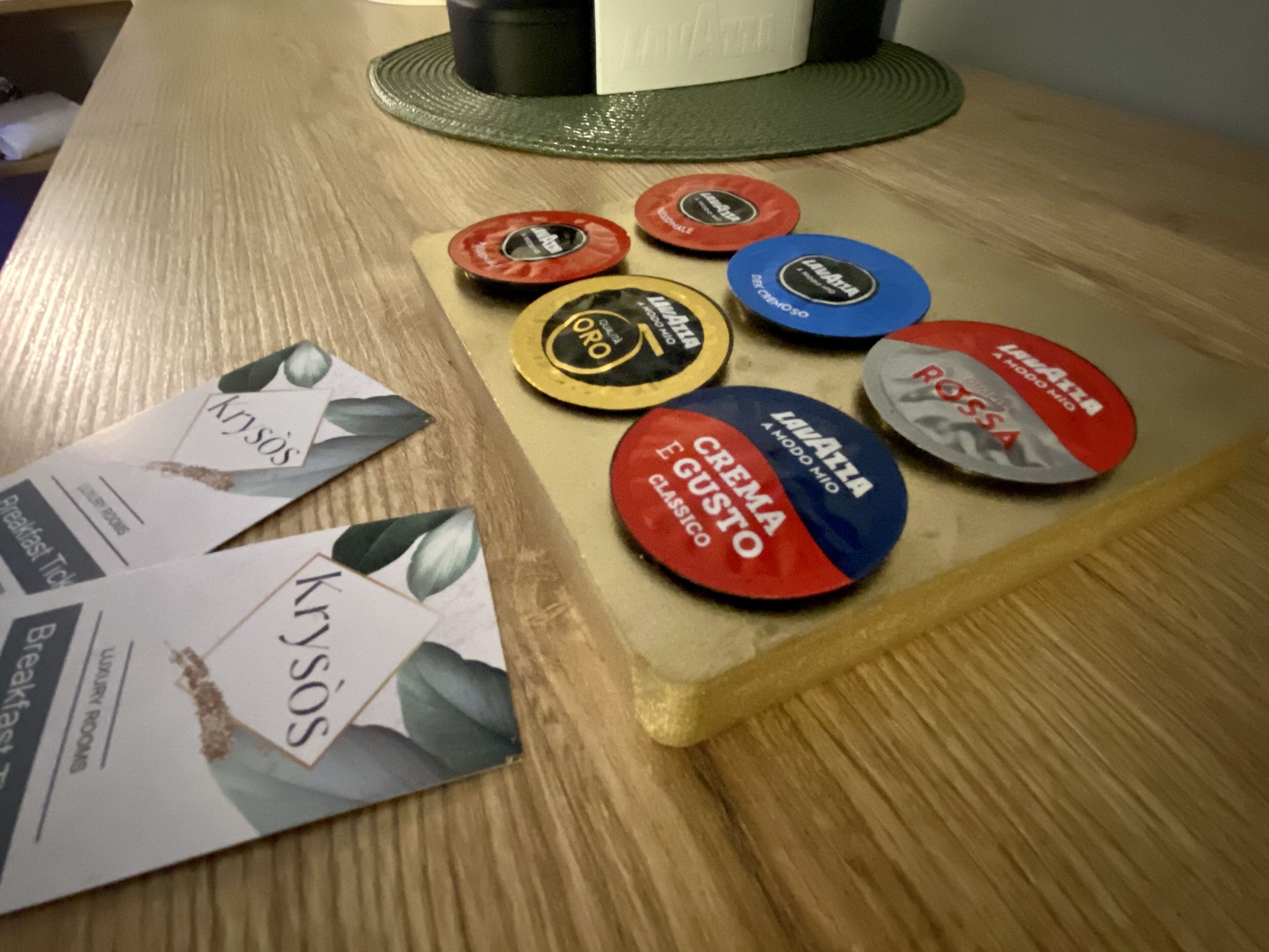 Een houten tafel met diverse ronde, kleurrijke objecten en een paar stukken papier met tekst.