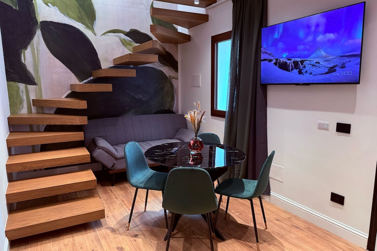 Habitación exclusiva | Zona de estar | Una televisión LED, películas de estreno, películas de pago