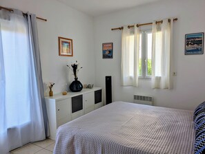 1 chambre, coffres-forts dans les chambres, fer et planche à repasser