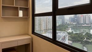 Ein Zimmer mit einem großen Fenster mit Blick auf eine Stadt und einen Fluss.