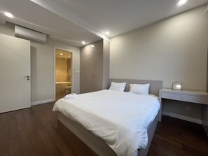 Family Apartment | Desk, laptop workspace, blackout drapes, iron/ironing board - Vinhomes Dcapitale Tran Duy Hung (Hanoi)