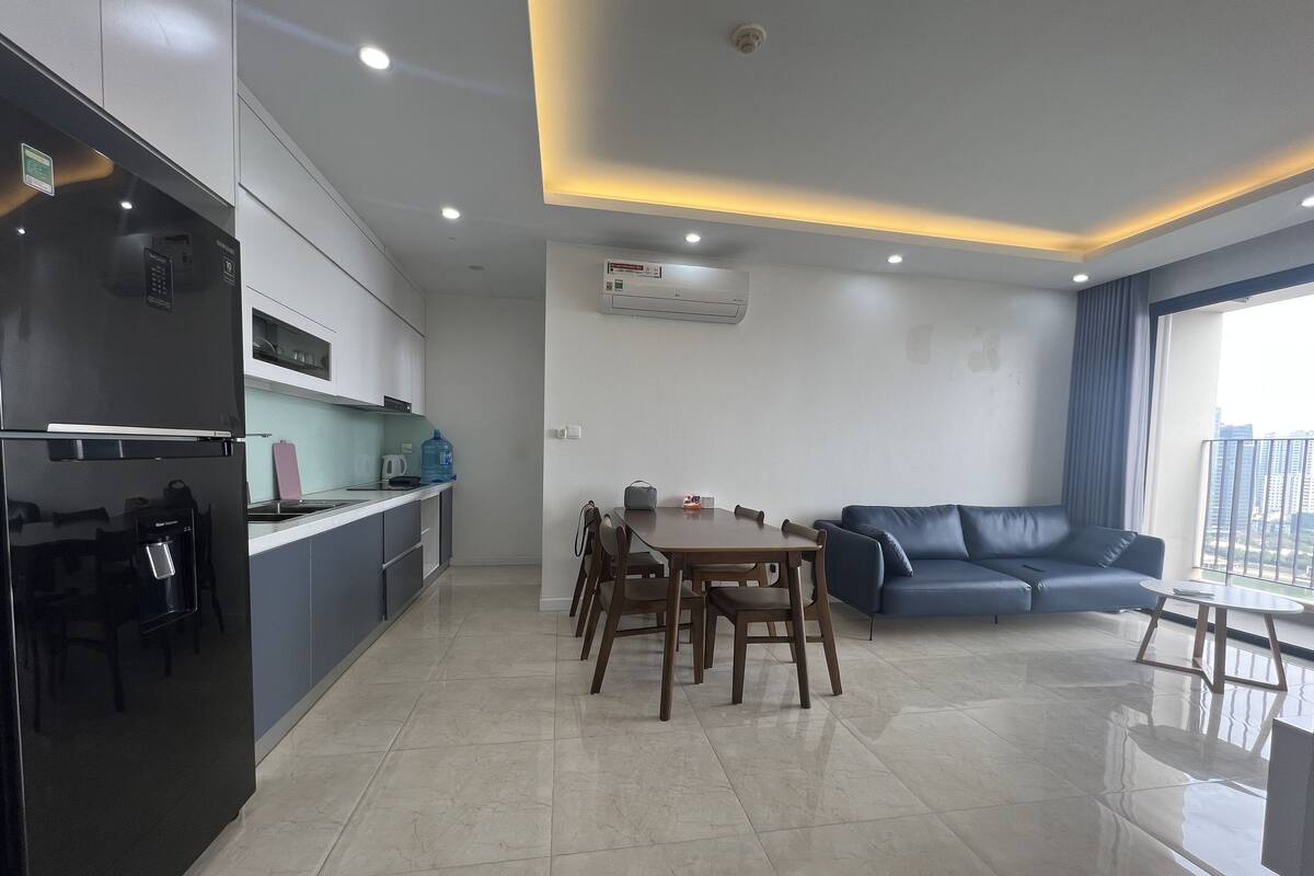 Eine moderne Wohnung mit Küche, Essbereich und Wohnzimmer.