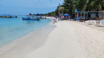 Playa en los alrededores, playa de arena blanca y bar en la playa 