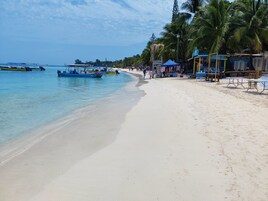 Una playa cerca, arena blanca, bar en la playa