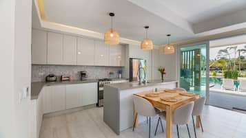 Villa de lujo, 3 habitaciones, acceso a la piscina, vistas parciales al mar | Cocina privada | Horno, licuadora y molinillo de café