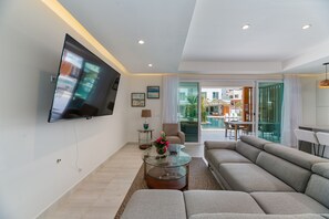 Villa, 3 soverom, adgang til basseng (Star Fish) | Oppholdsområde | En 70-tommers smart-TV med digitale kanaler