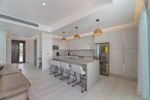 Luksusvilla, 3 soverom, adgang til basseng, delvis havutsikt | Eget kjøkken | Ovn, hurtigmikser og kaffekvern