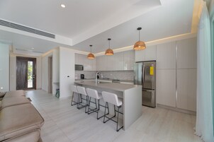 Luxury-Villa, 3 Schlafzimmer, Poolzugang, eingeschränkter Meerblick | Eigene Küche | Ofen, Mixer, Kaffeemühle