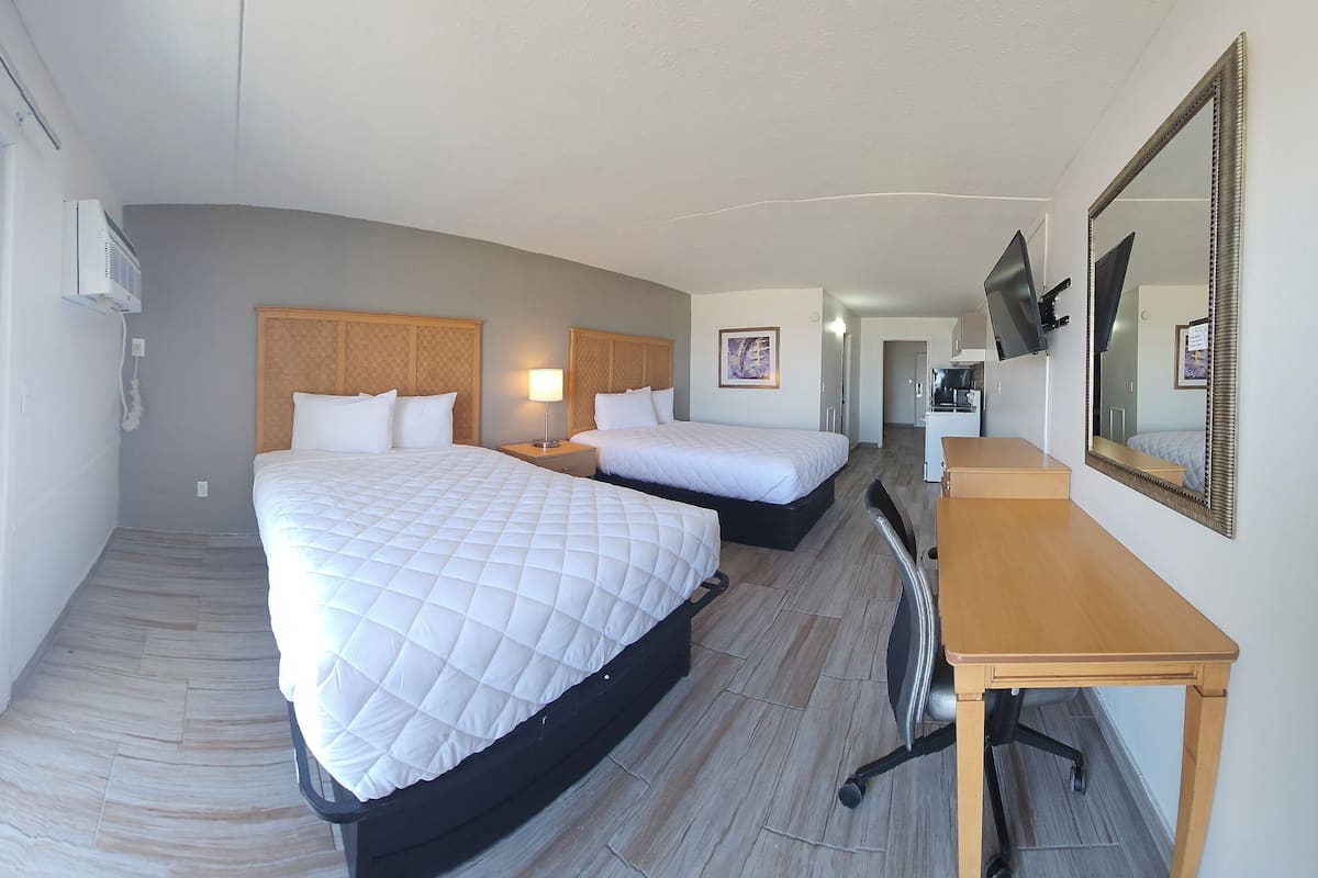 Escritorio, espacio para trabajar con laptop, cortinas blackout y wifi