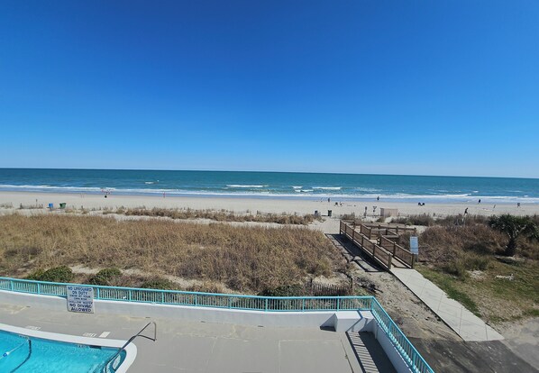 Escritorio, espacio para trabajar con un portátil, cortinas opacas