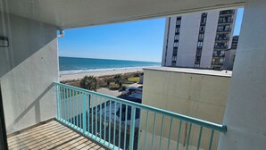 Un balcó amb vista a la platja i a l'oceà.