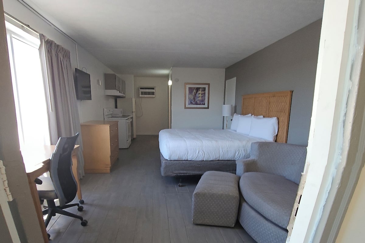 1 bedroom, desk, laptop workspace, blackout drapes