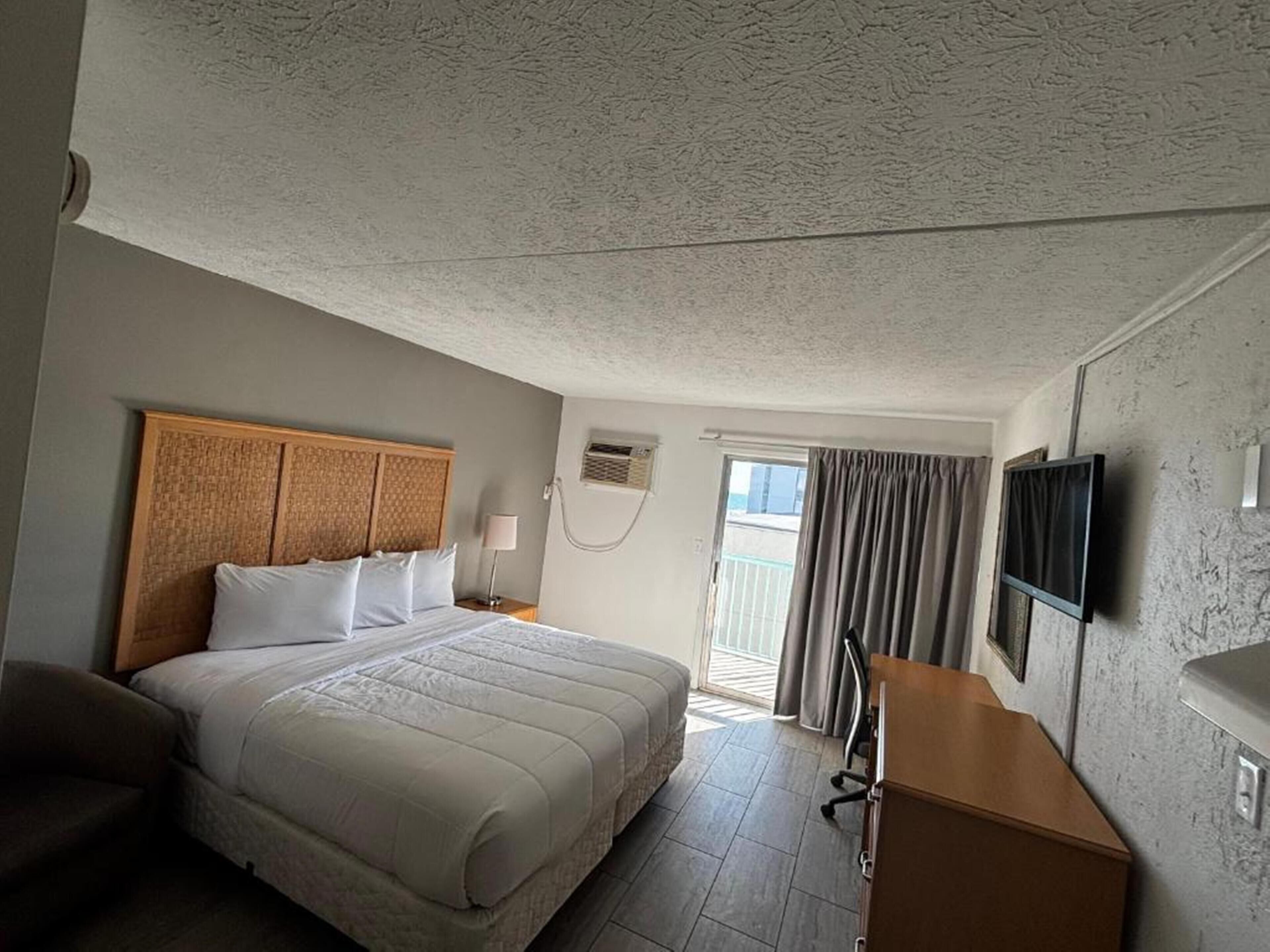 Escritorio, espacio para trabajar con laptop, cortinas blackout y wifi 