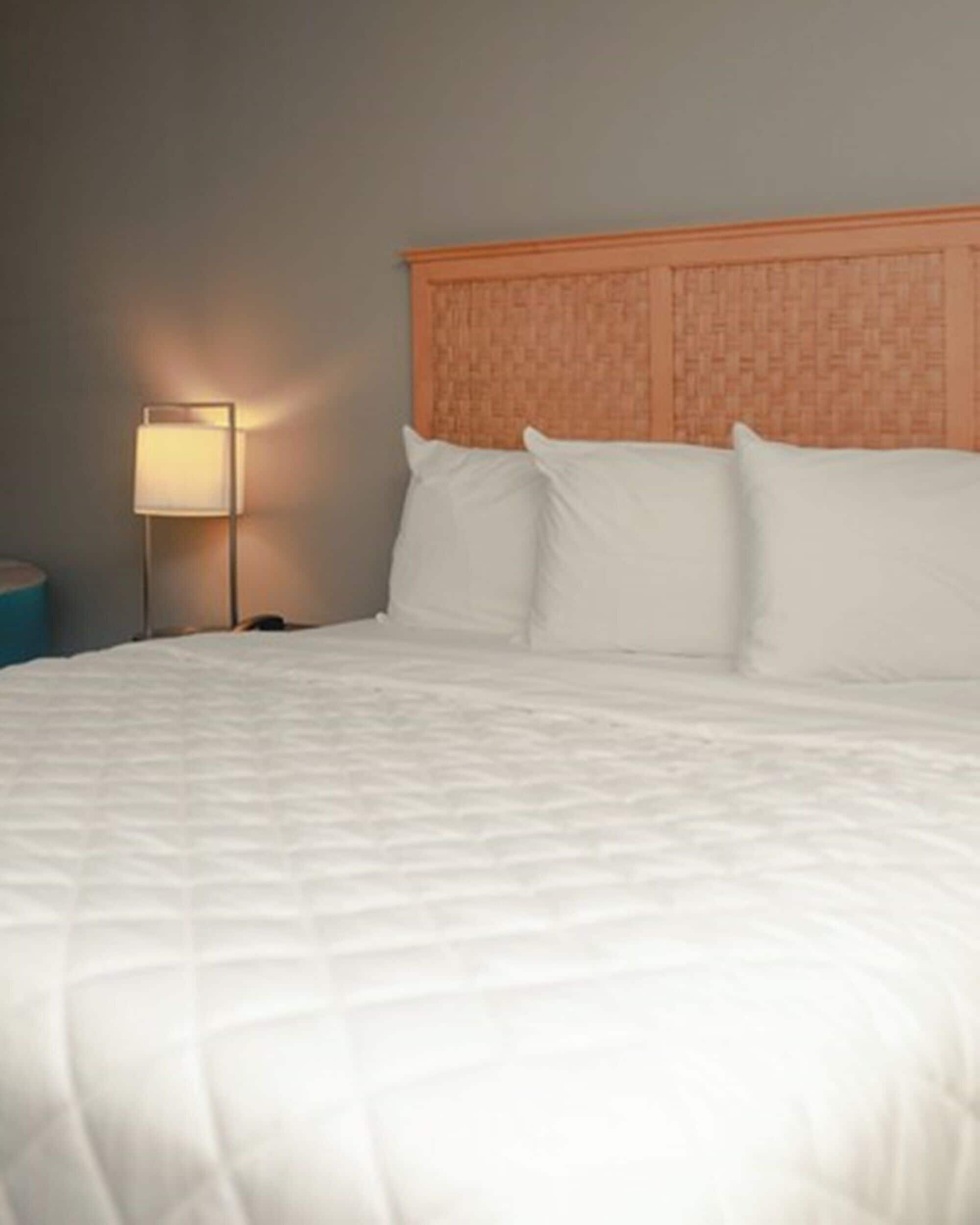 مكتب ومساحة عمل للكمبيوتر المحمول وستائر تعتيم وواي فاي