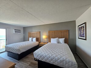 Habitación estándar, 1 habitación, balcón, vistas a la playa | Escritorio, espacio para trabajar con un portátil, cortinas opacas