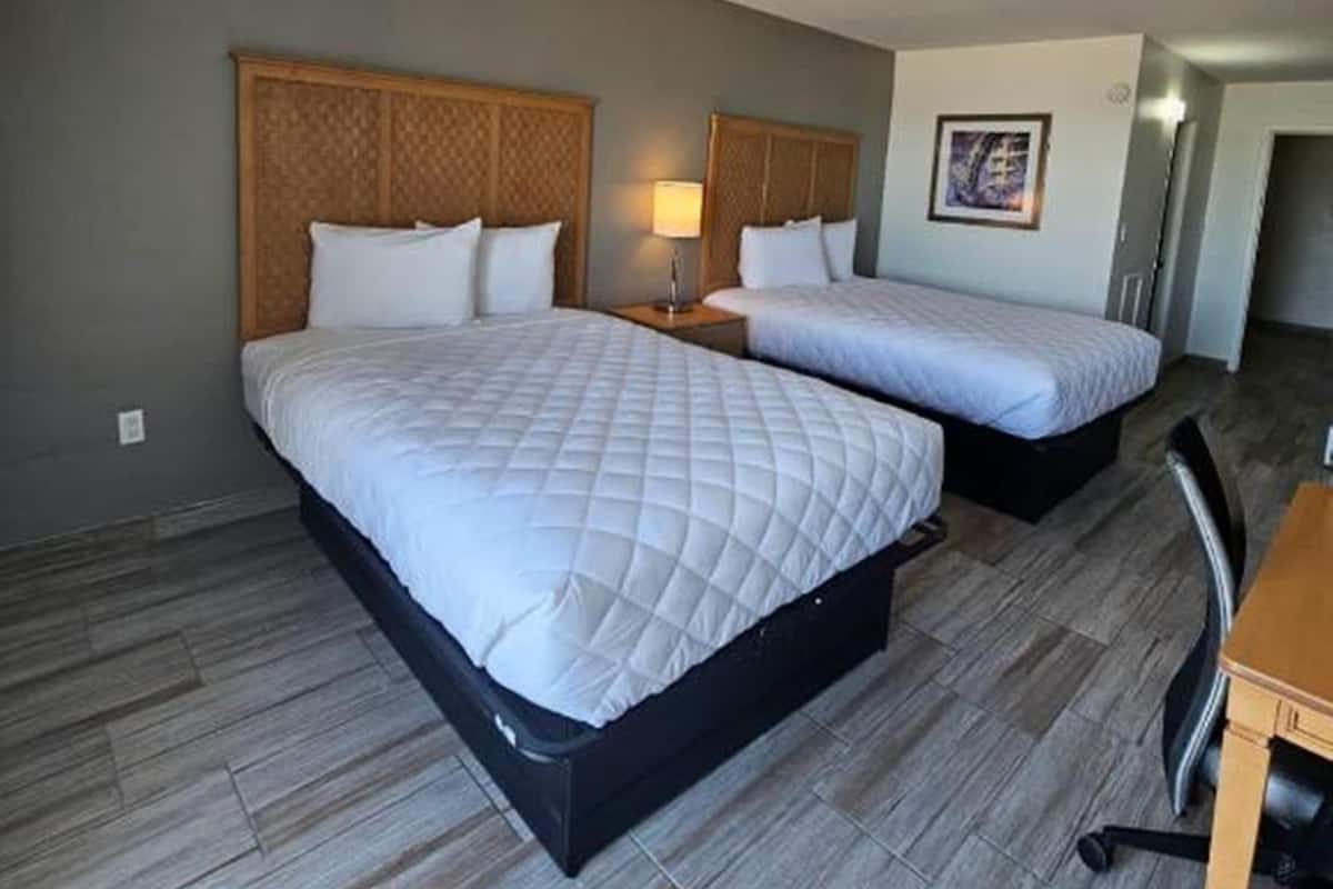 Escritorio, espacio para trabajar con laptop, cortinas blackout y wifi