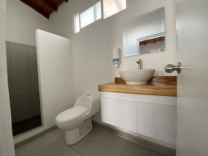 Basic Room | Bathroom