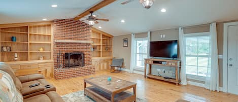 TV, fireplace, DVD player, books
