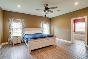 5 slaapkamers, een bureau, een strijkplank/strijkijzer, beddengoed