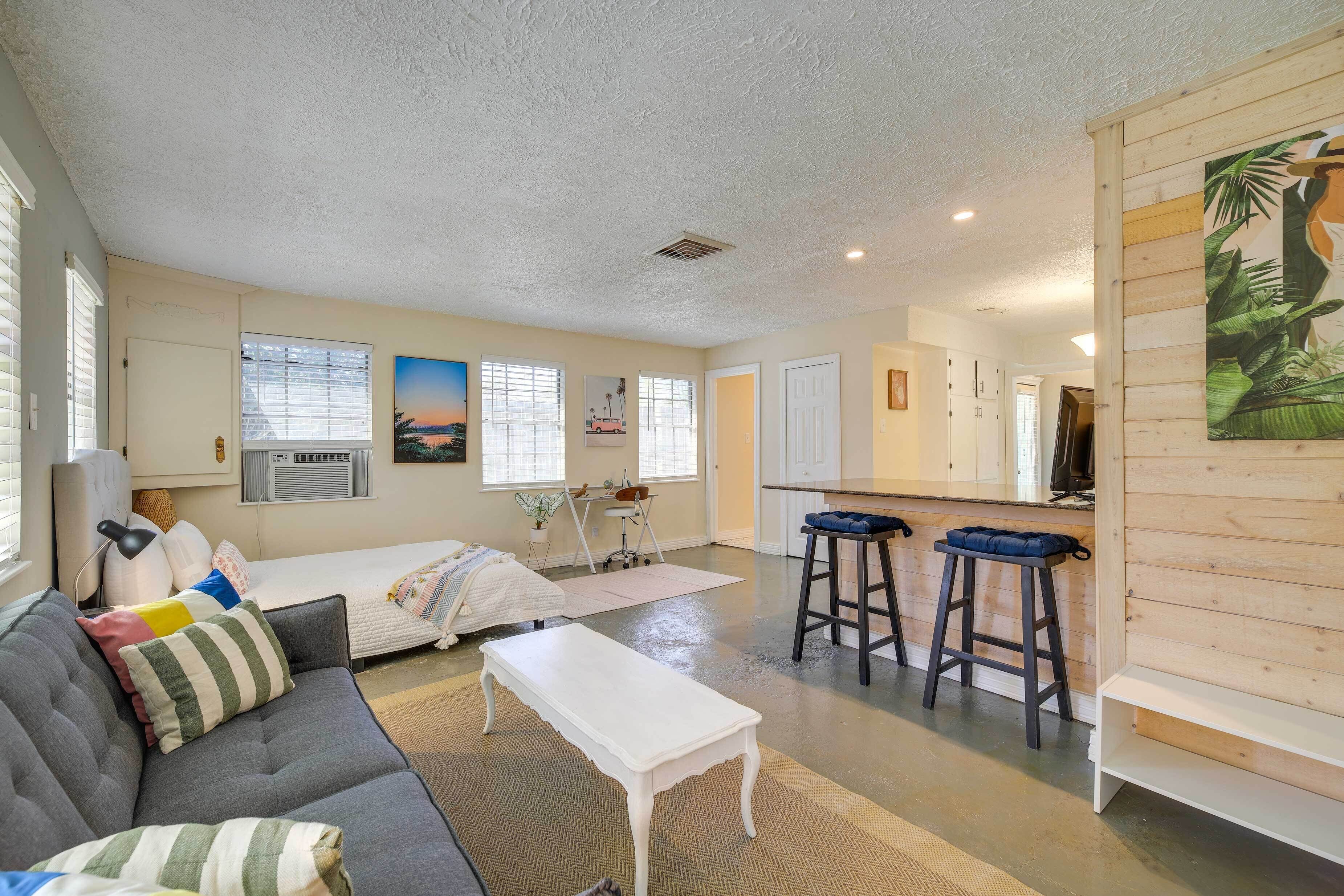 Galveston Bay Studio: Walk to Fishing & Boating!