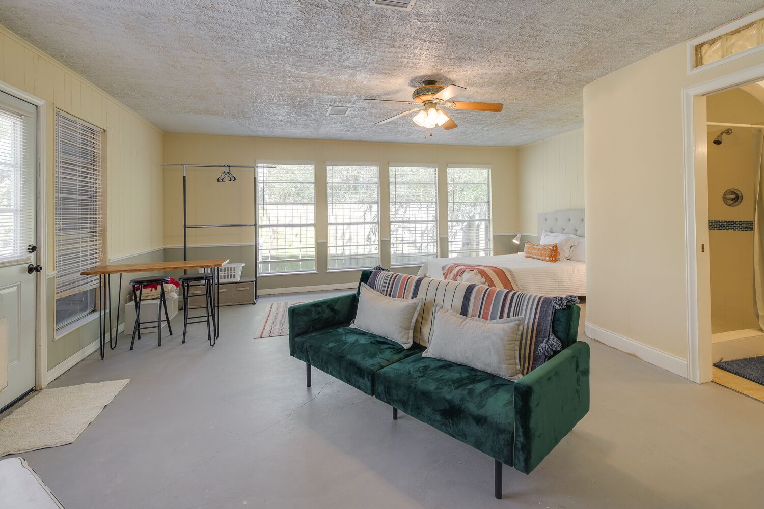 Pet-Friendly Studio - 1/2 Mi to Galveston Bay!