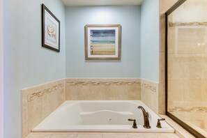 Hair dryer, towels - Shuttle to Beach: Ocean View Home w/ Patio (Ocean View)