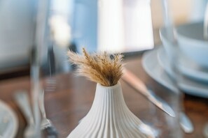 A white vase with dried pampas grass on a table. - Quirky Family Home in Glasgow (Glasgow)