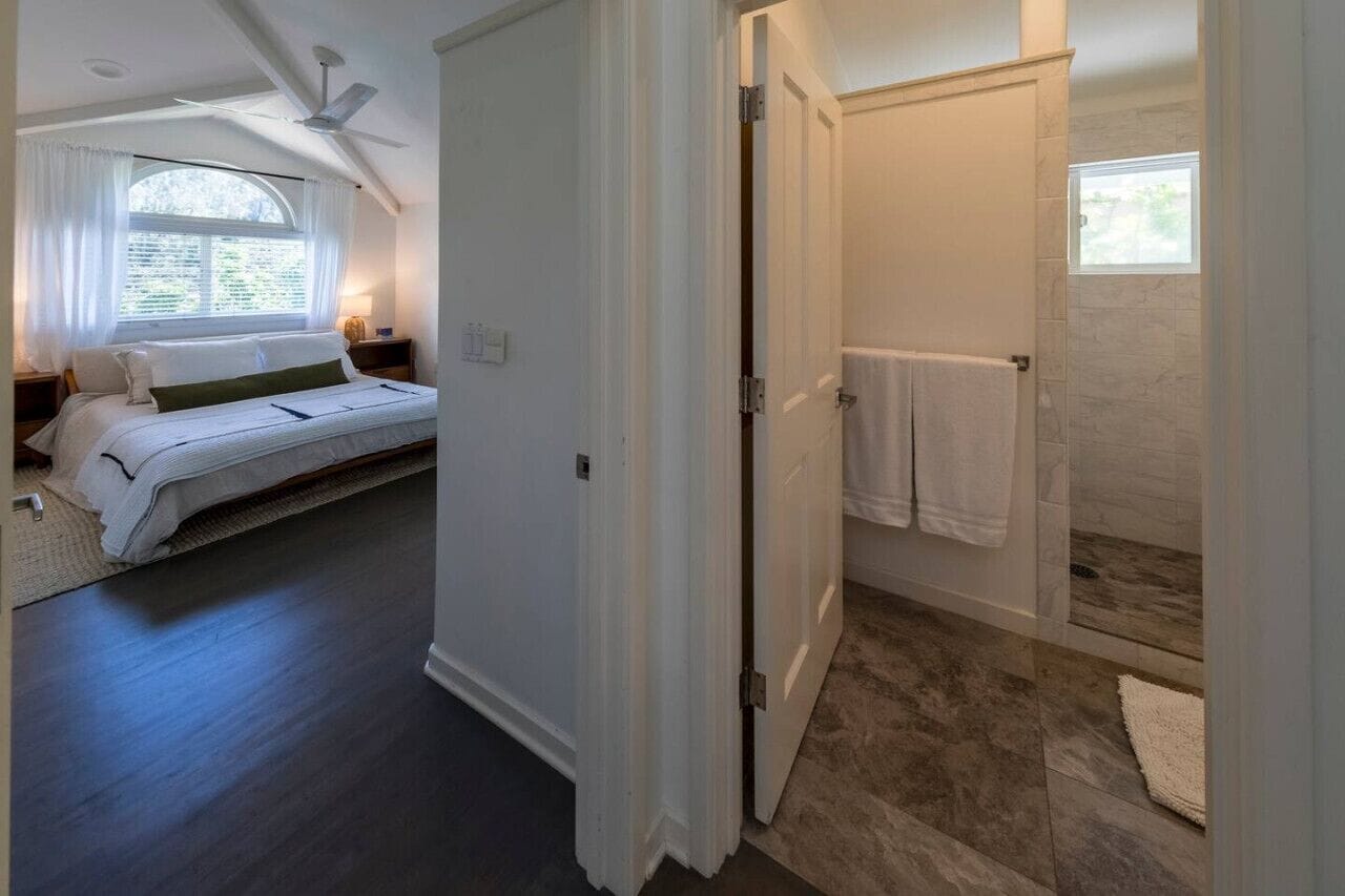 6 bedrooms, desk, iron/ironing board, travel crib