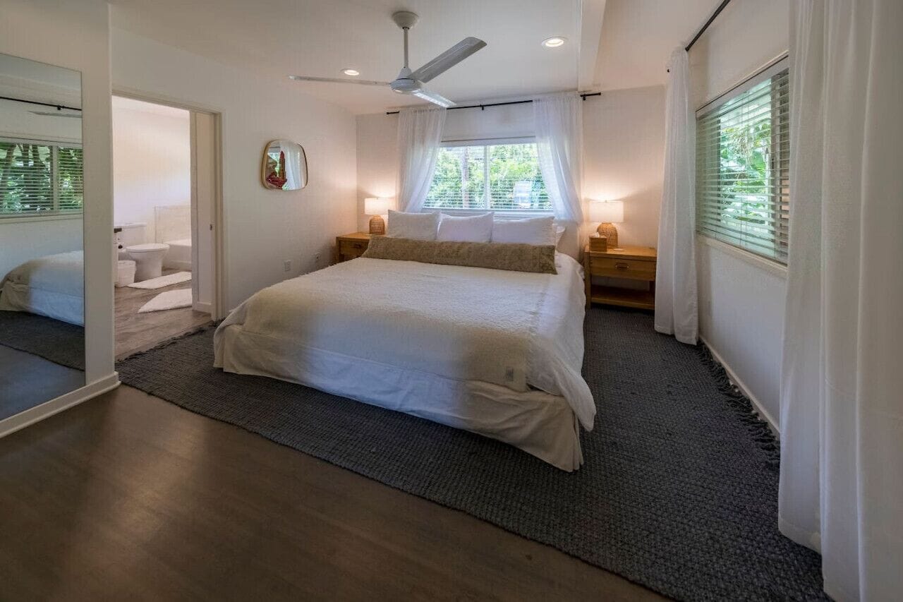 6 bedrooms, desk, iron/ironing board, travel crib