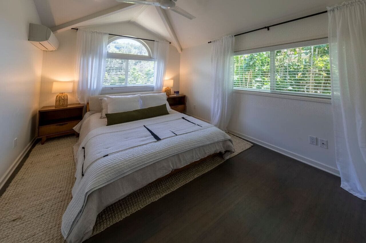 6 bedrooms, desk, iron/ironing board, travel crib