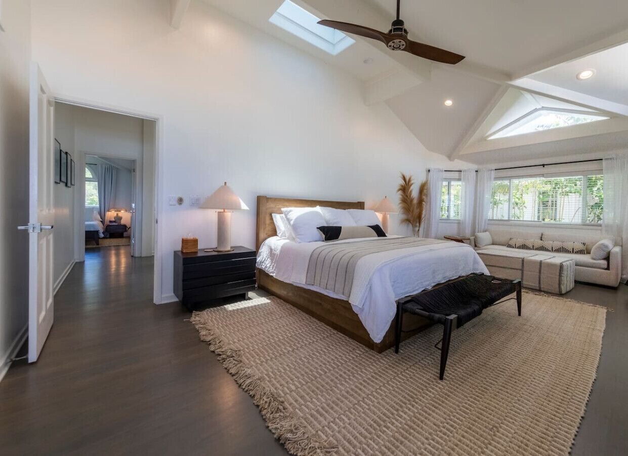 6 bedrooms, desk, iron/ironing board, travel crib