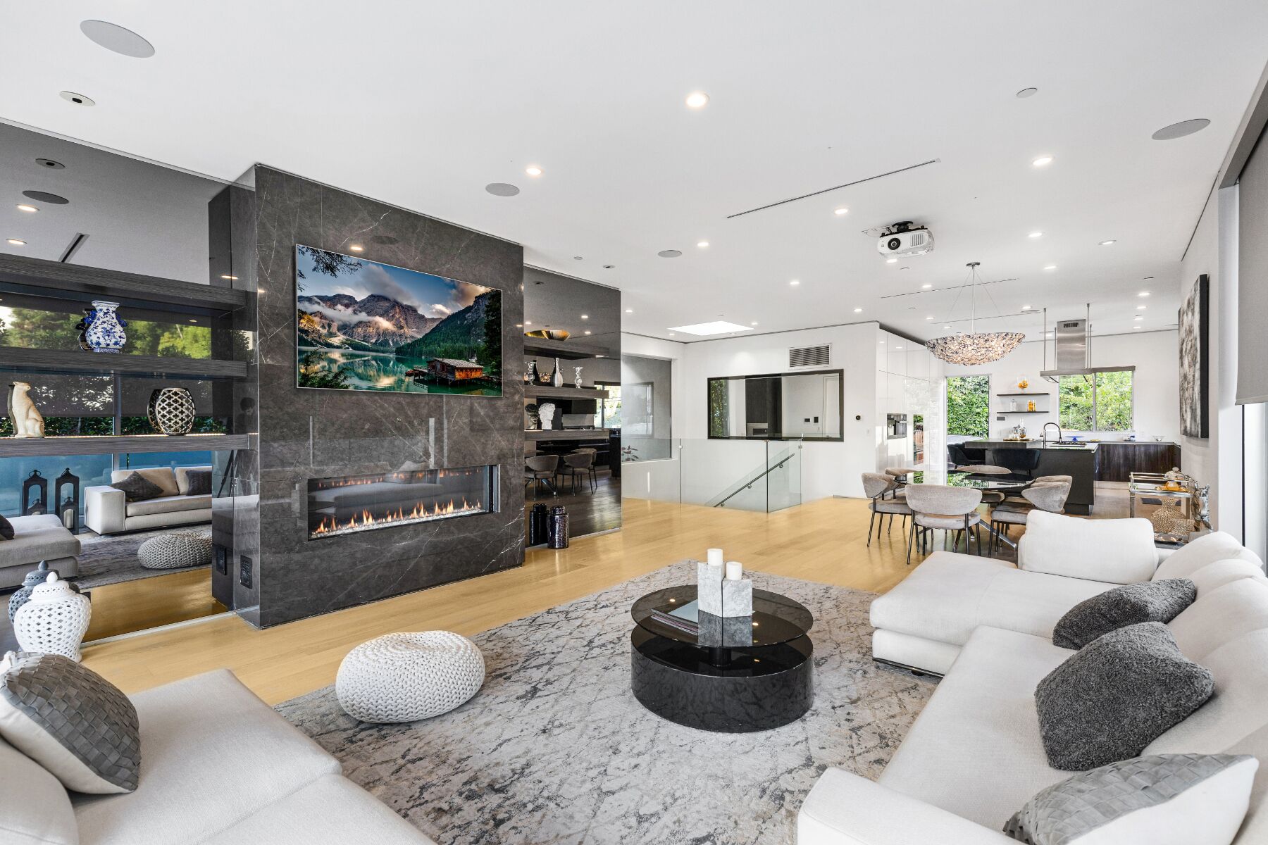 Nhà, nhiều giường, có thể sử dụng hồ bơi, quang cảnh hồ bơi (Sunset Heights) | Khu phòng khách | TV màn hình phẳng 50-inch có truyền hình kỹ thuật số, TV, lò sưởi 