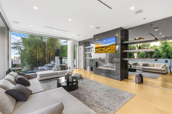 Casa, varias camas, acceso a la alberca, vista a la alberca (Sunset Heights) | Área de sala de estar | Televisión de pantalla plana de 50 pulgadas con canales digitales 