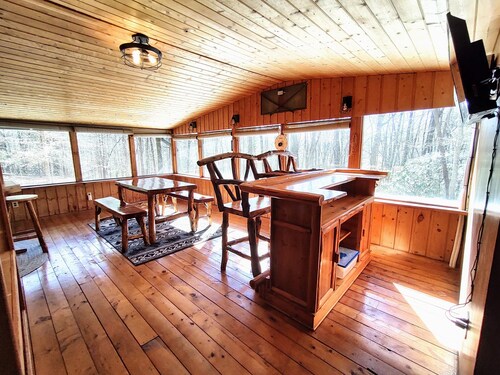 Creekside Peaceful Cabin - Dog Friendly!