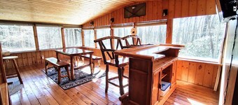 Creekside Peaceful Cabin - Dog Friendly!