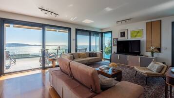 Smart TV, videojuegos, tenis de mesa y libros