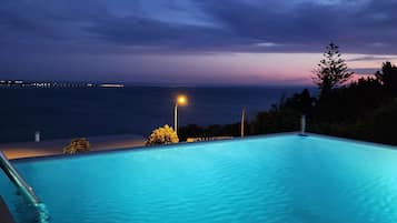 Una piscina al aire libre, una piscina climatizada