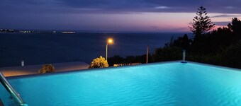 Lisbon 3 floor 3 bedroom Villa, unique Sea View, Infinity Pool, Terrace, and Gym