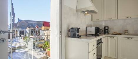 Jääkaappi, mikroaaltouuni, uuni, liesi