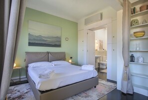 1 slaapkamer, een bureau, een strijkplank/strijkijzer, wifi