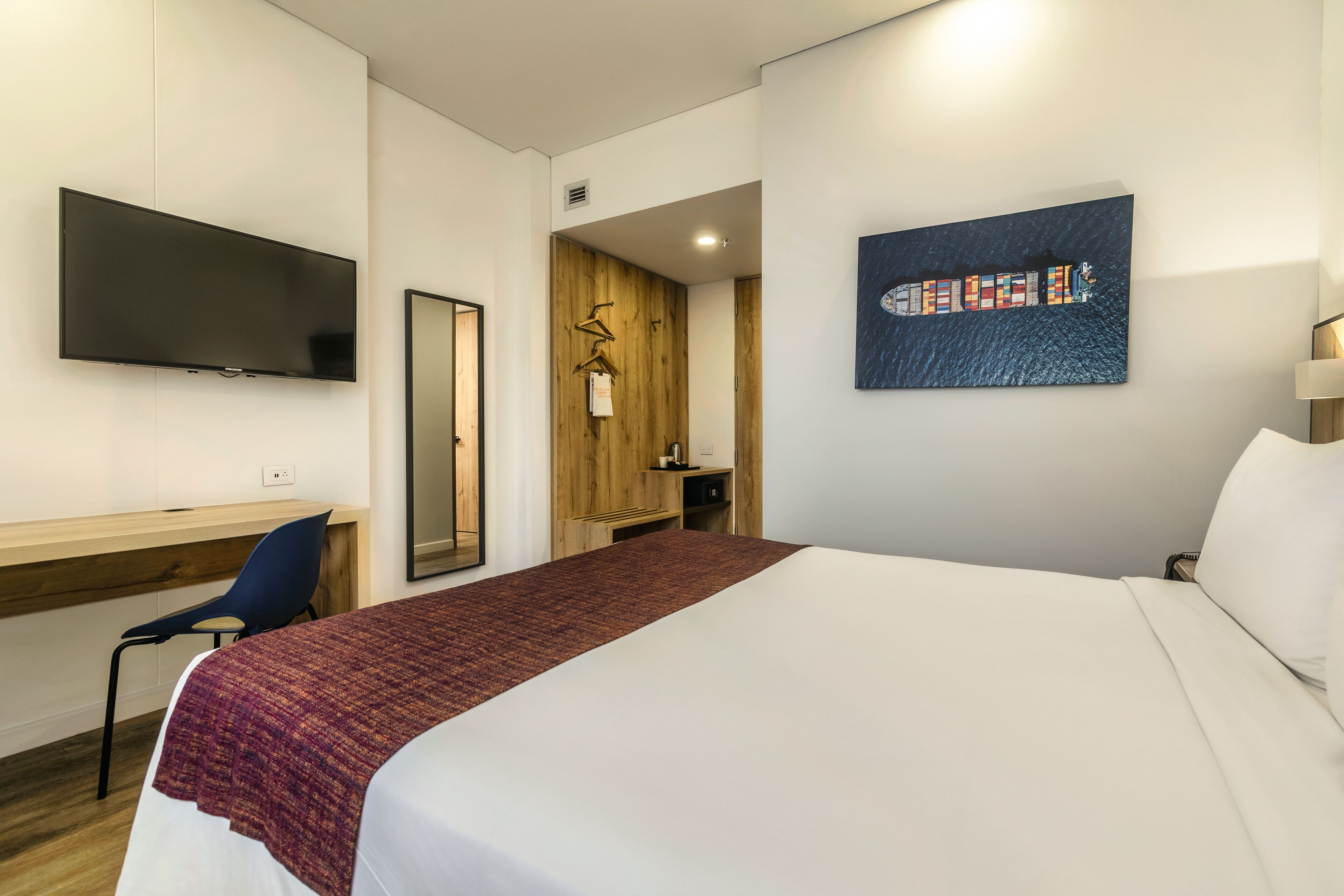 standard double room | 1 bedroom, in-room safe, desk, laptop workspace