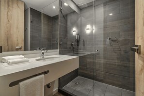 Shower, rainfall showerhead, hair dryer, towels - Hotel Distrito ZF By OxoHotel (Bogotá)